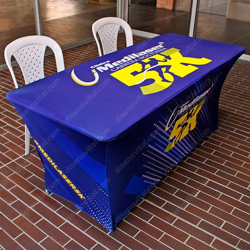 mesas publicitarias para stands con manteleria spandex para mesas personalizadas en medellin
