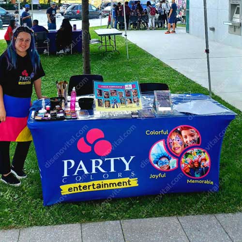 manteles spandex para mesas plegables en eventos empresariales y ferias comerciales